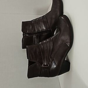 Clarks brown leather zip up ankle boots with gold buckle accent size 8